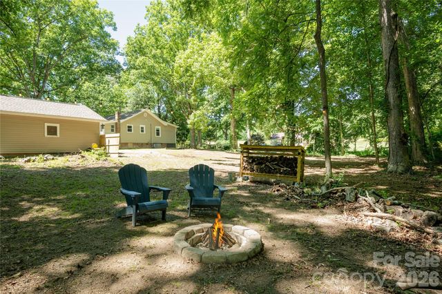 40 Dove Haven Lane, Hendersonville, NC 28791