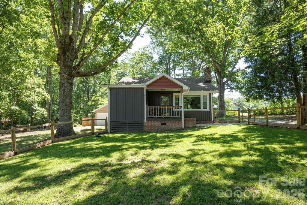 40 Dove Haven Lane, Hendersonville, NC 28791