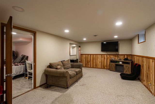 110 S Highland AVENUE, Thiensville, WI 53092