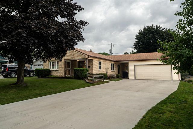 110 S Highland AVENUE, Thiensville, WI 53092