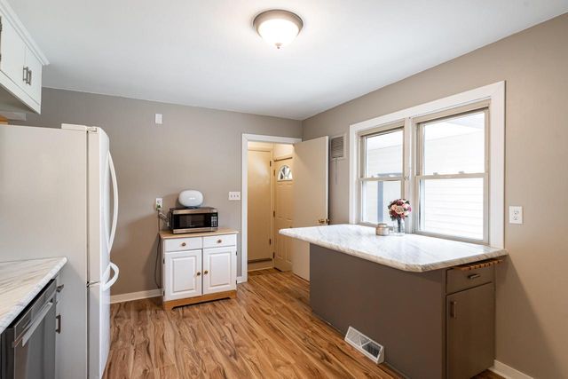 110 S Highland AVENUE, Thiensville, WI 53092