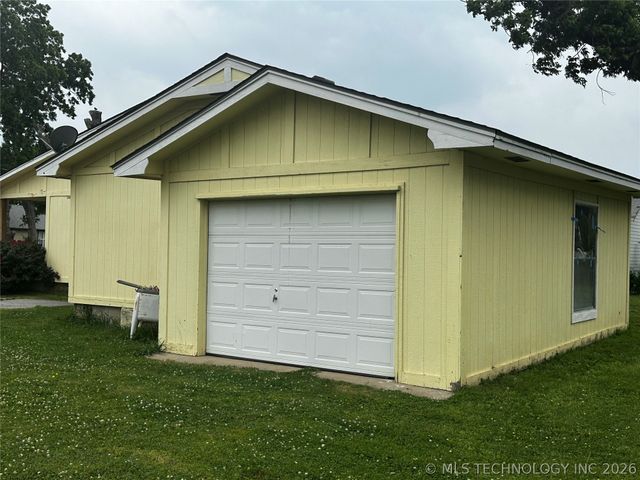 718 E 5th Street, Claremore, OK 74017