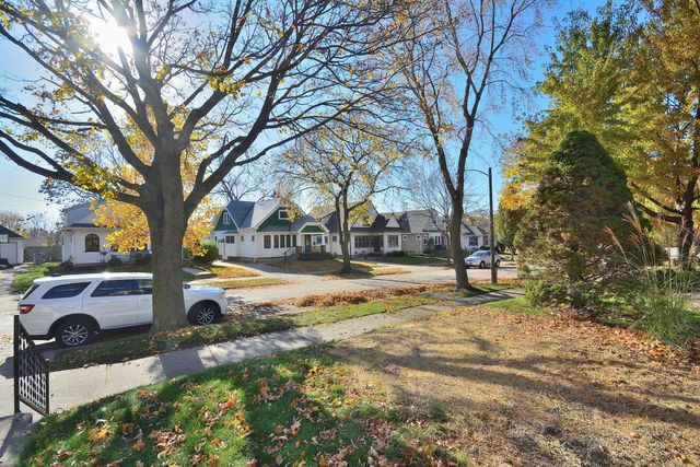 5600 W Notre Dame COURT, Milwaukee, WI 53208