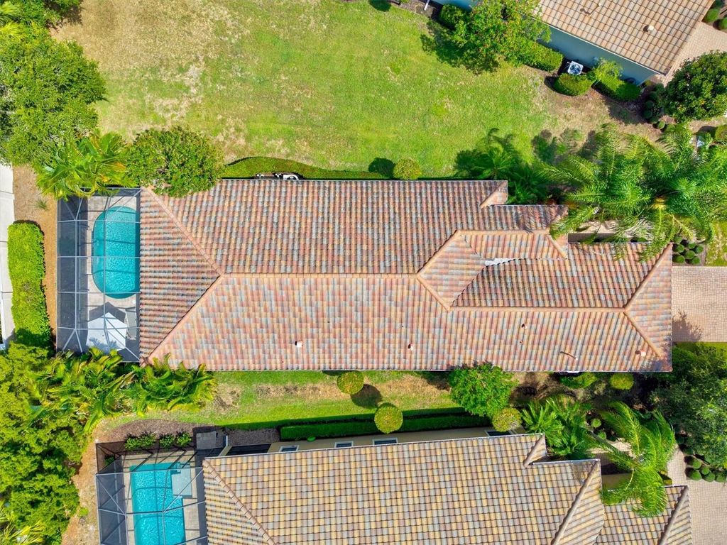 Image 2 of property listing at 7118 WESTHILL COURT, Bradenton, FL 34202