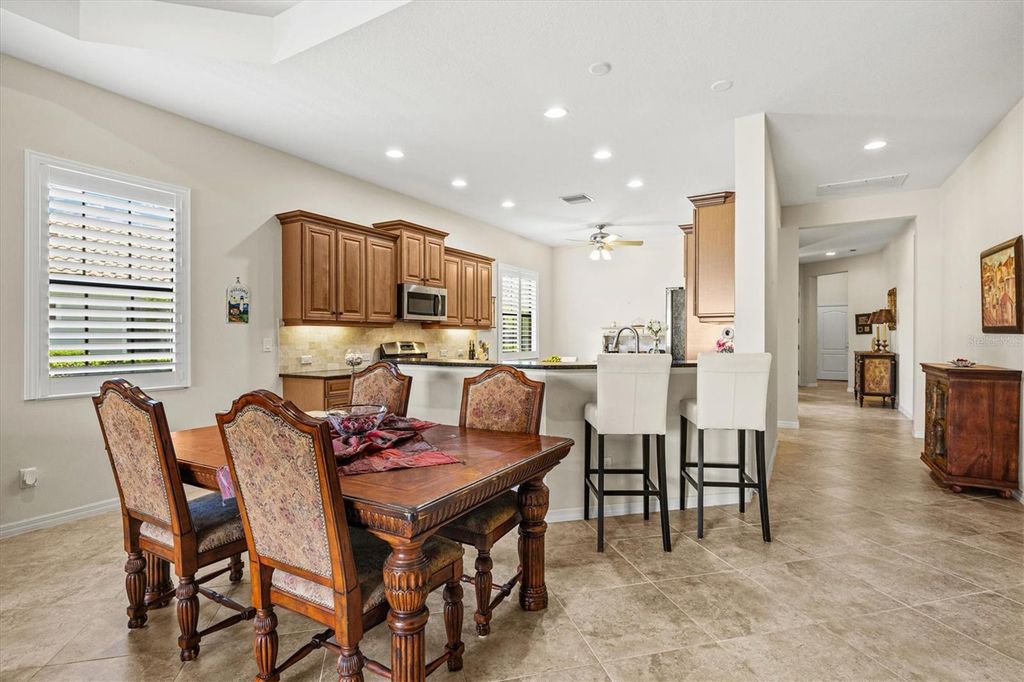 Image 12 of property listing at 7118 WESTHILL COURT, Bradenton, FL 34202