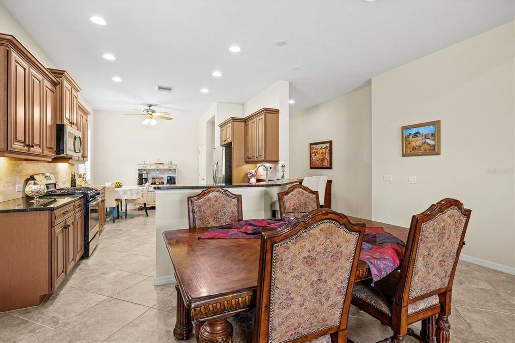 Image 14 of property listing at 7118 WESTHILL COURT, Bradenton, FL 34202
