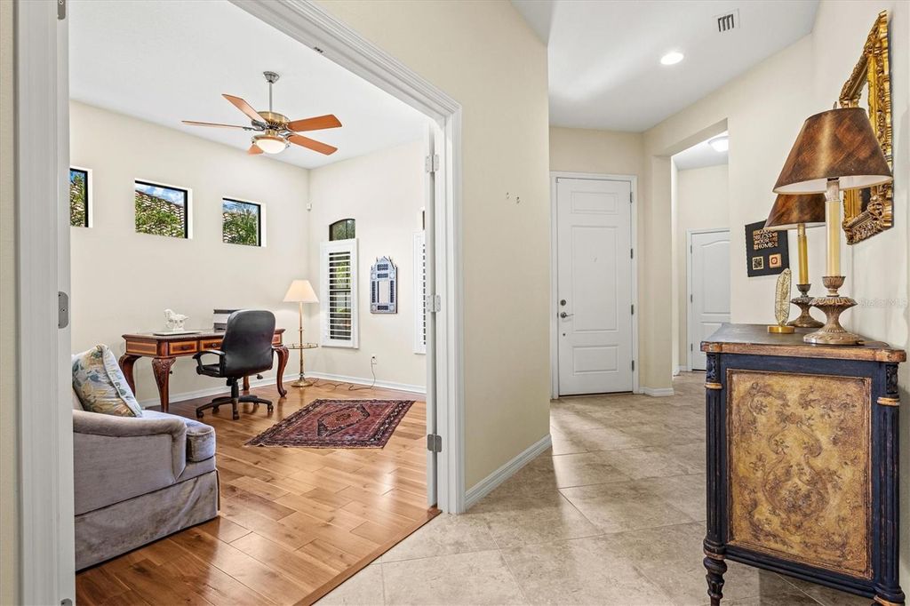 Image 8 of property listing at 7118 WESTHILL COURT, Bradenton, FL 34202