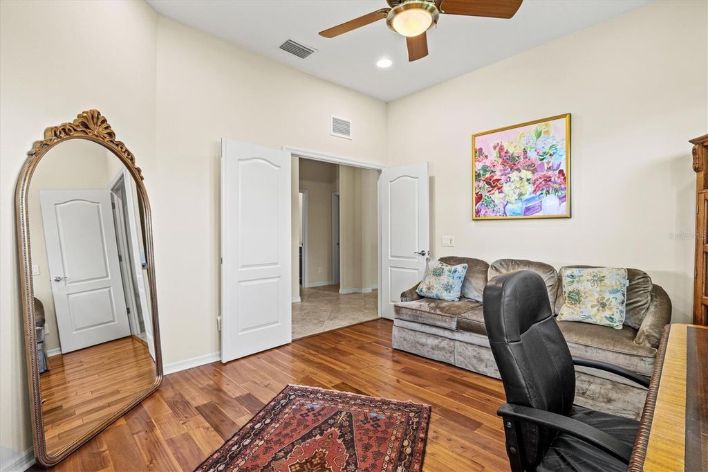 Image 10 of property listing at 7118 WESTHILL COURT, Bradenton, FL 34202
