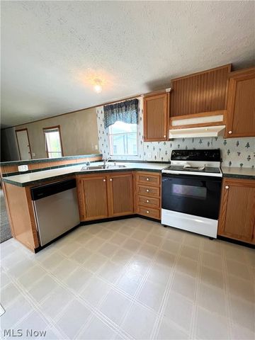 28 Thomas Boulevard NW, Massillon, OH 44647
