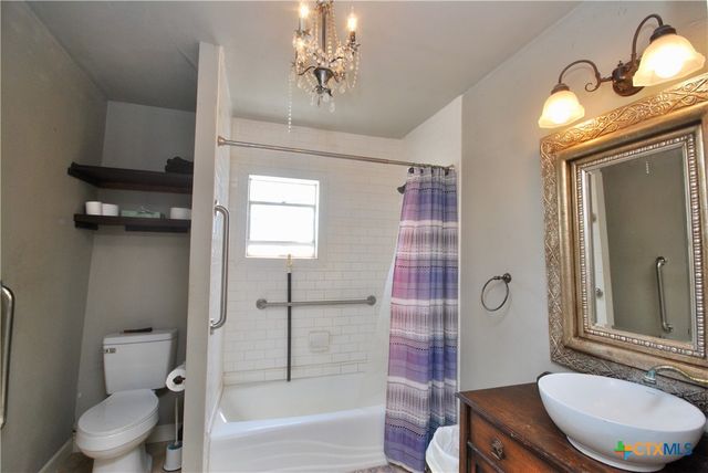 3901 N State Highway 95, Moulton, TX 77975