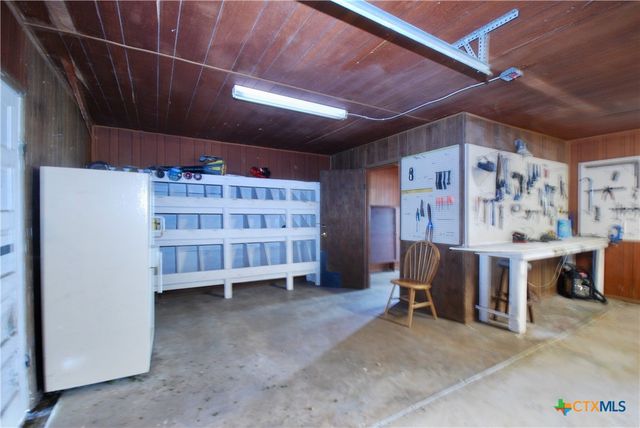 3901 N State Highway 95, Moulton, TX 77975