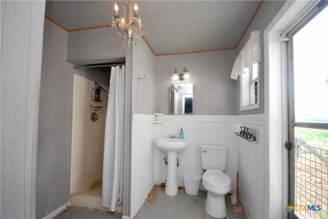 3901 N State Highway 95, Moulton, TX 77975