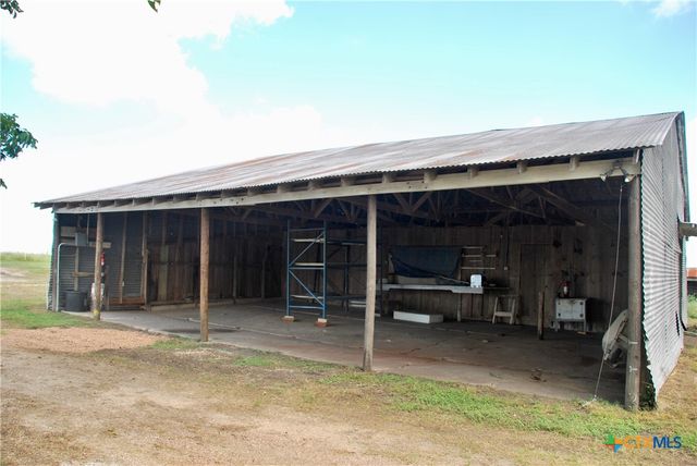 3901 N State Highway 95, Moulton, TX 77975