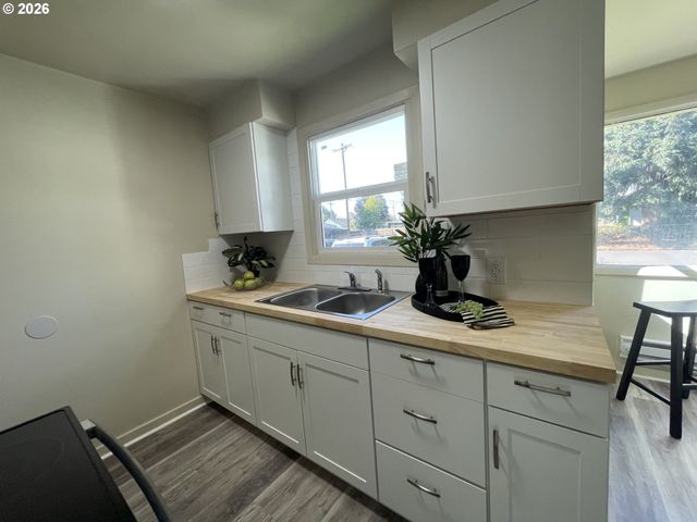 465 DAVIS St, Eugene, OR 97402