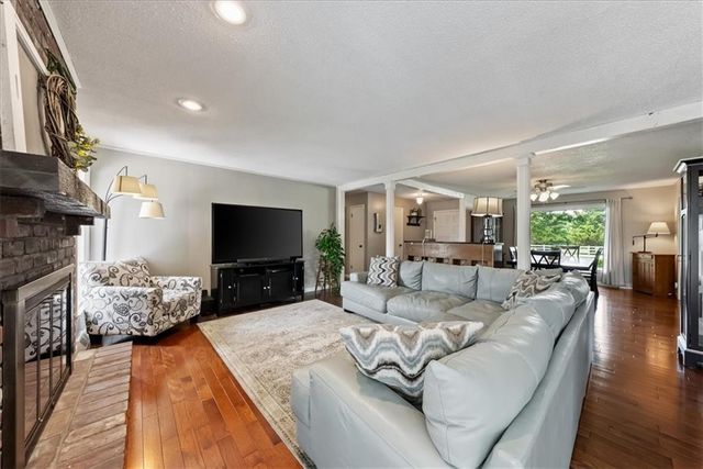 20425 Nall Avenue, Stilwell, KS 66085