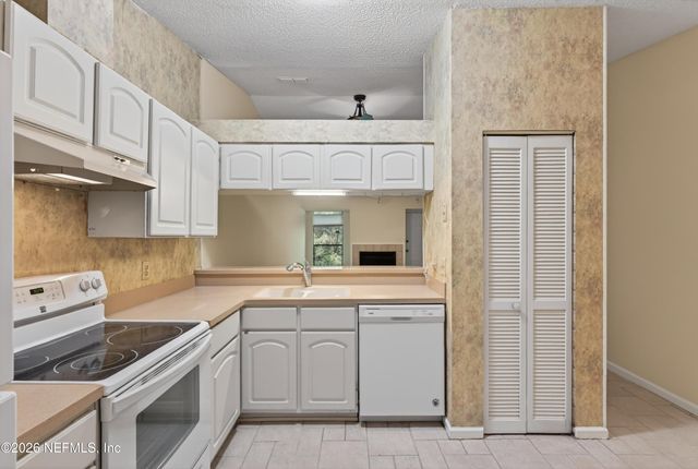 3801 CROWN POINT Road 1294, Jacksonville, FL 32257