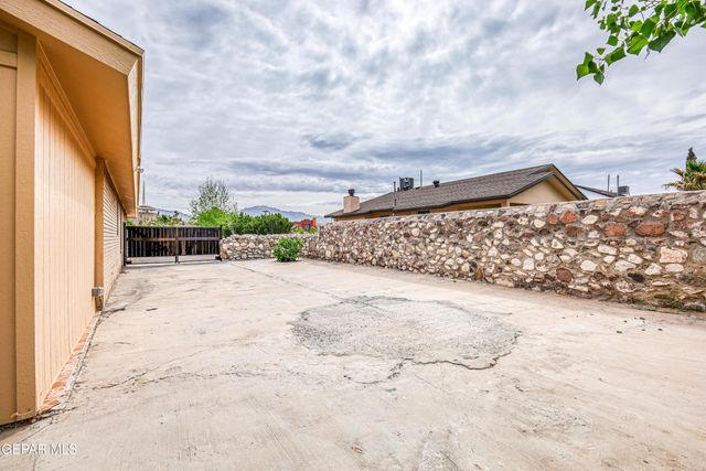 5733 SAPLINAS Road, El Paso, TX 79932