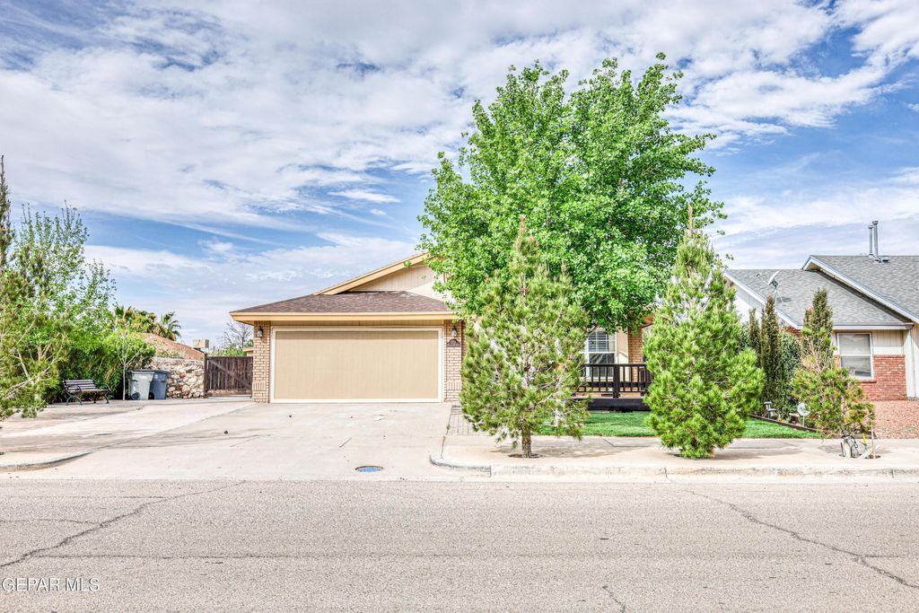 5733 SAPLINAS Road, El Paso, TX 79932