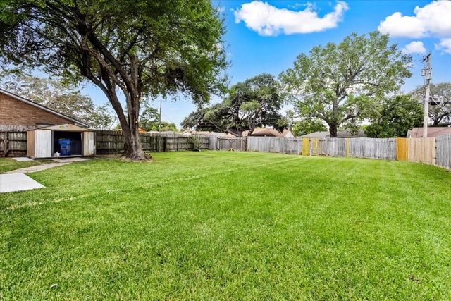 2006 17th Avenue N, Texas City, TX 77590