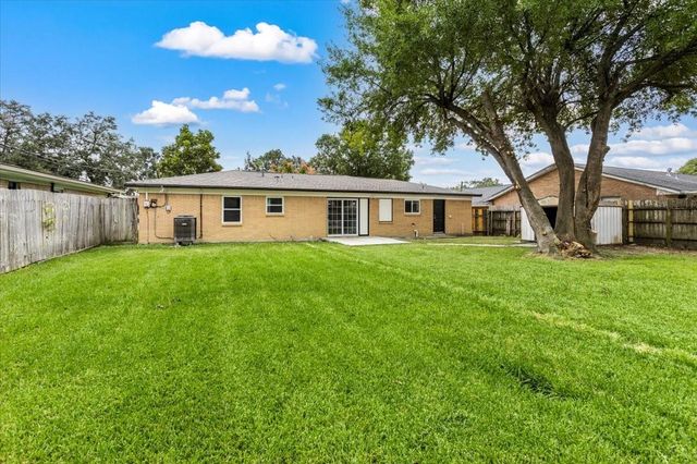 2006 17th Avenue N, Texas City, TX 77590