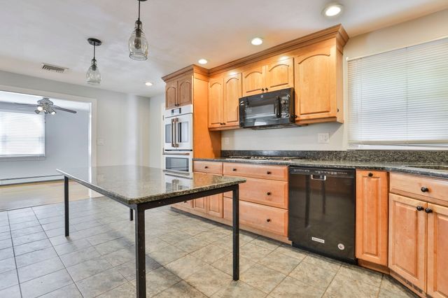 10 Rose Ave 10, Watertown, MA 02472