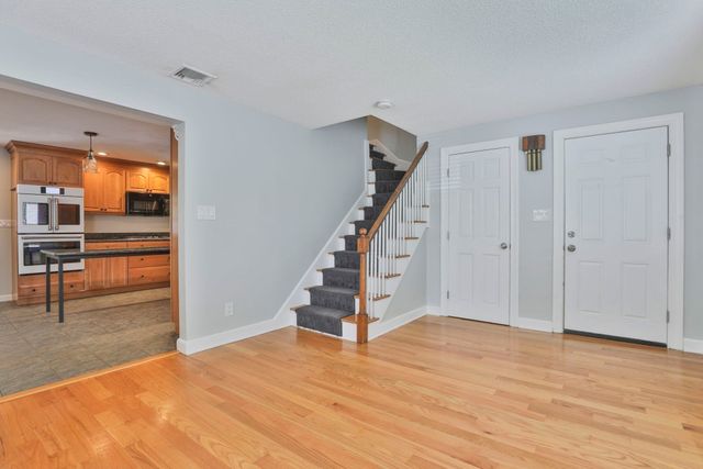 10 Rose Ave 10, Watertown, MA 02472