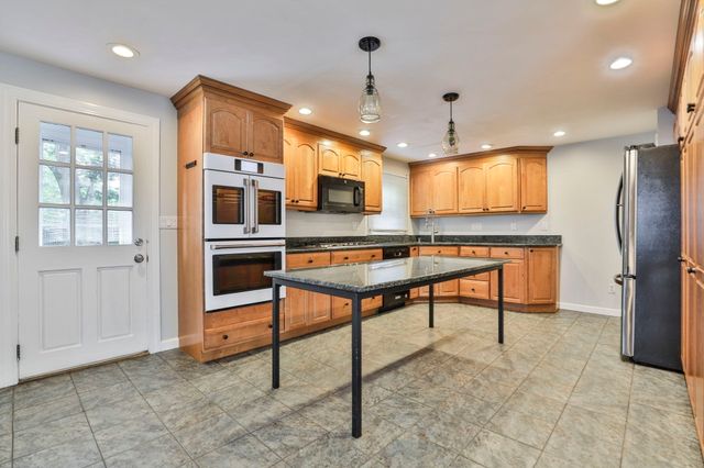 10 Rose Ave 10, Watertown, MA 02472