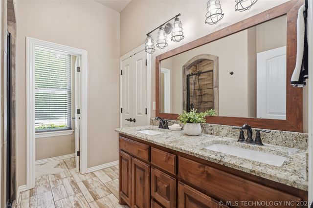 33807 E 703 Drive, Wagoner, OK 74467