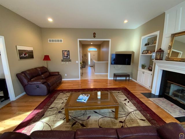 4000 SW Lincolnshire RD, Topeka, KS 66610