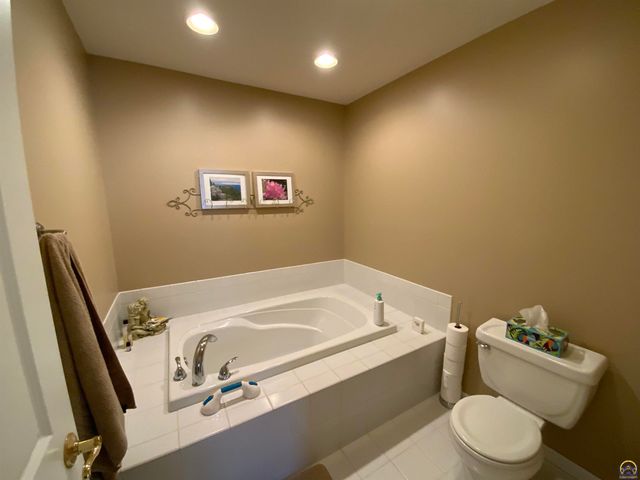 4000 SW Lincolnshire RD, Topeka, KS 66610