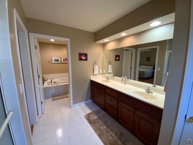 4000 SW Lincolnshire RD, Topeka, KS 66610