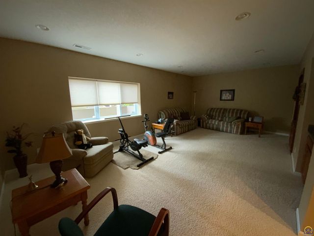 4000 SW Lincolnshire RD, Topeka, KS 66610