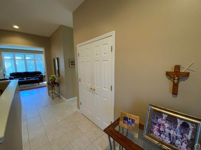 4000 SW Lincolnshire RD, Topeka, KS 66610