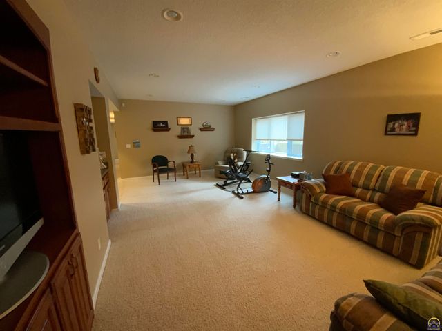 4000 SW Lincolnshire RD, Topeka, KS 66610