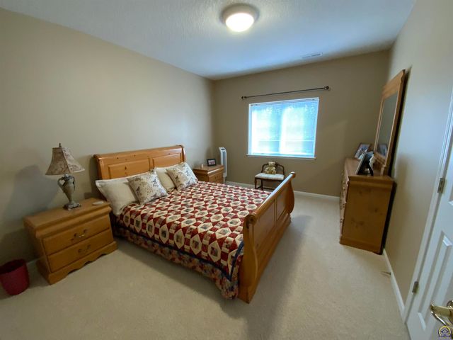 4000 SW Lincolnshire RD, Topeka, KS 66610