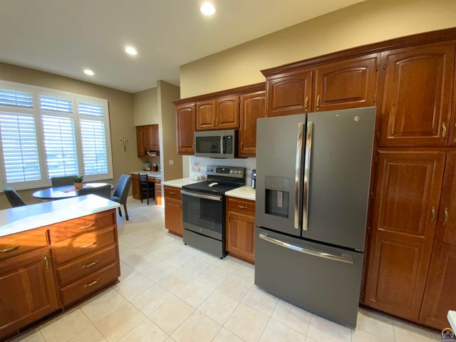 4000 SW Lincolnshire RD, Topeka, KS 66610