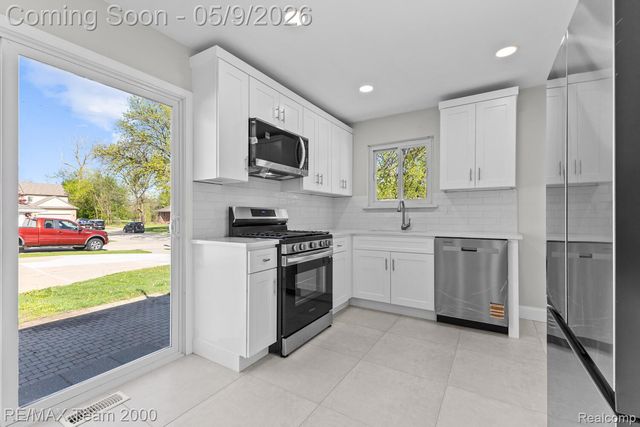 6557 Huntleigh Street, Garden City, MI 48135