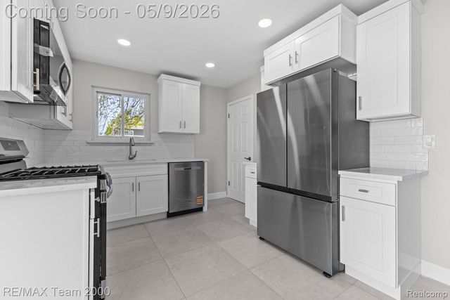 6557 Huntleigh Street, Garden City, MI 48135
