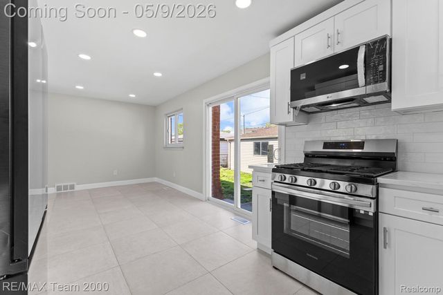 6557 Huntleigh Street, Garden City, MI 48135