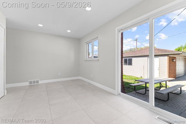 6557 Huntleigh Street, Garden City, MI 48135