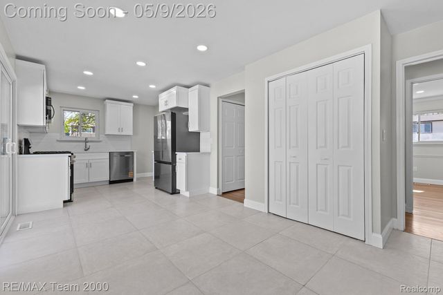 6557 Huntleigh Street, Garden City, MI 48135