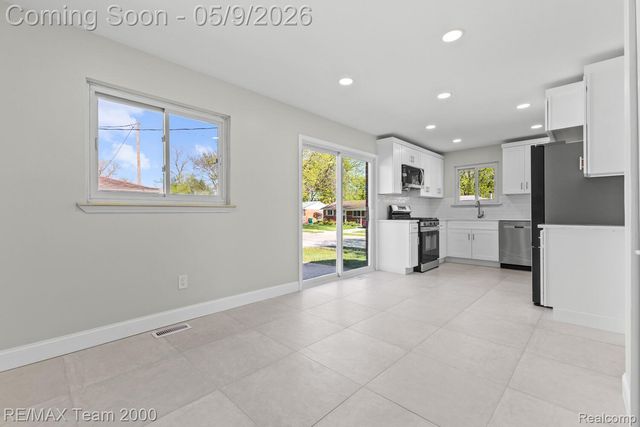 6557 Huntleigh Street, Garden City, MI 48135
