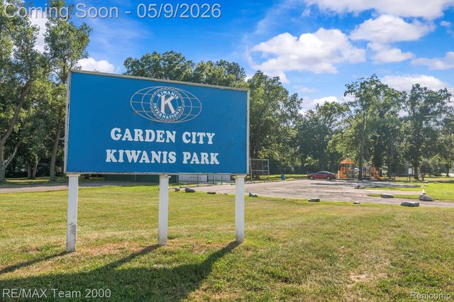 6557 Huntleigh Street, Garden City, MI 48135