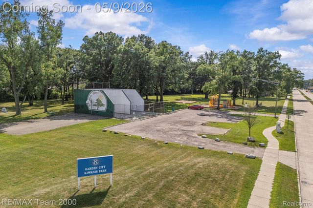 6557 Huntleigh Street, Garden City, MI 48135