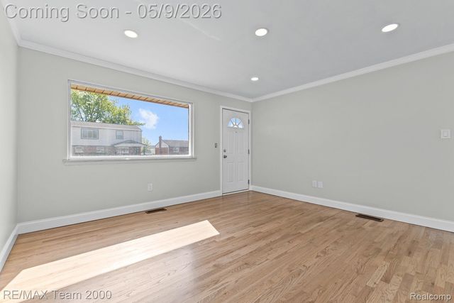 6557 Huntleigh Street, Garden City, MI 48135