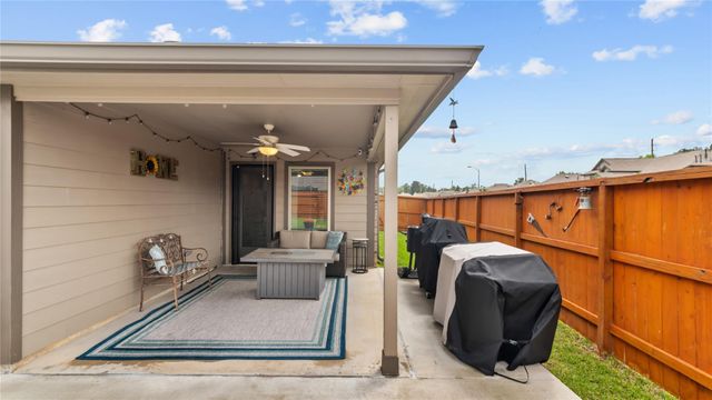 303 Stablebrook Street, Magnolia, TX 77354