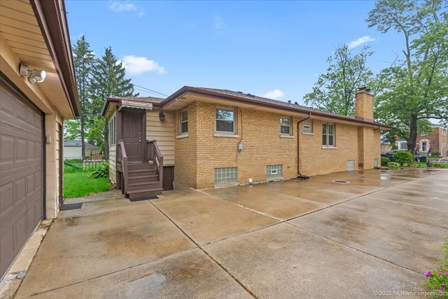 9544 S Avers Avenue, Evergreen Park, IL 60805