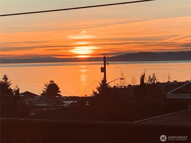 924 S 226th Place, Des Moines, WA 98198