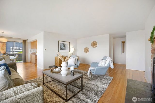 924 S 226th Place, Des Moines, WA 98198