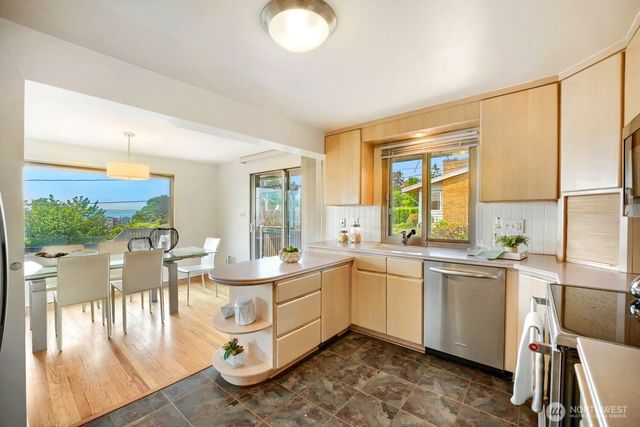 924 S 226th Place, Des Moines, WA 98198